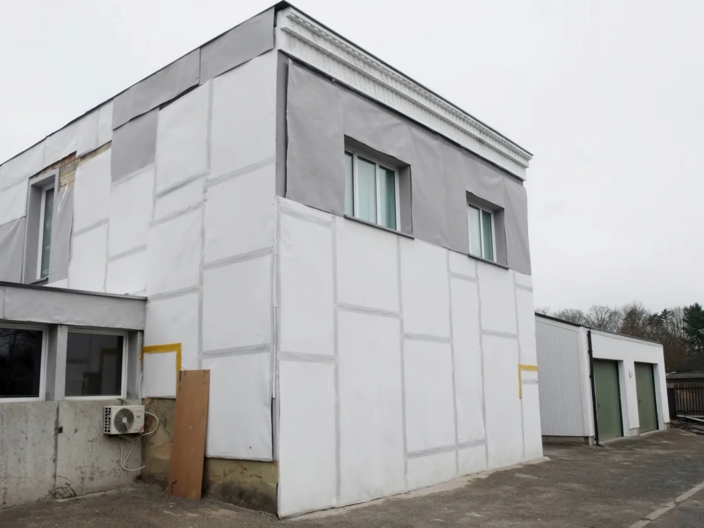 Isolation thermique par l’extérieur en cours de pose sur la façade d’une maison francilienne