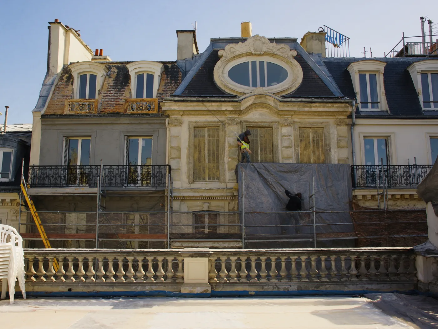 Façade en pierre de taille en cours de ravalement sur un immeuble francilien, échafaudage en place