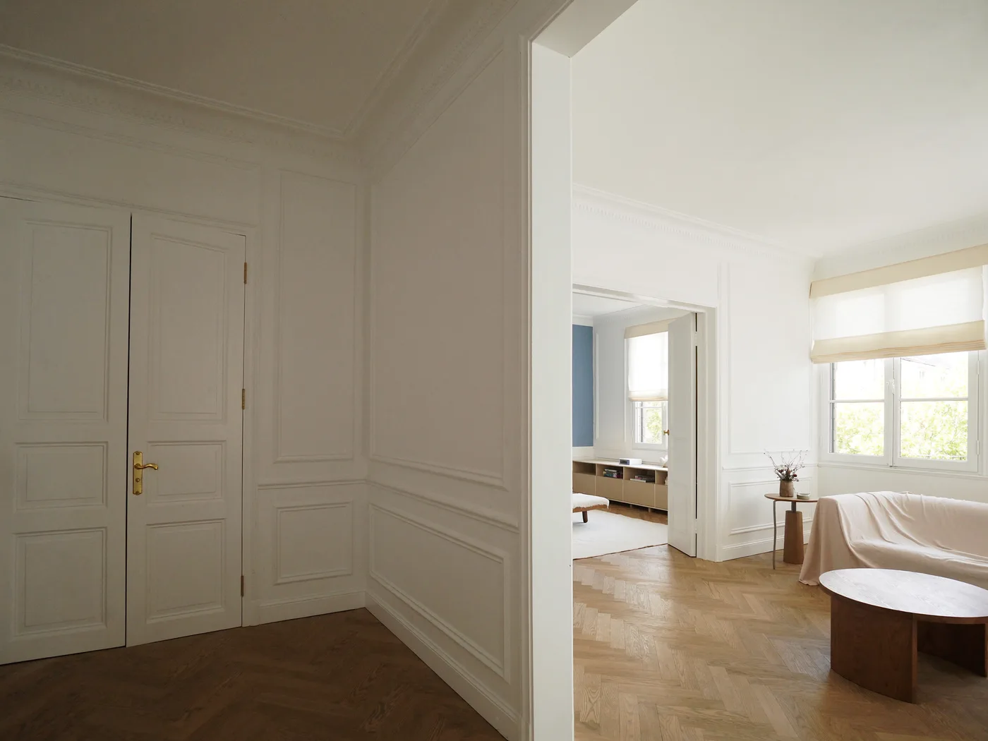 Séjour d’appartement haussmannien rénové à Paris, parquet en point de Hongrie et moulures restaurées