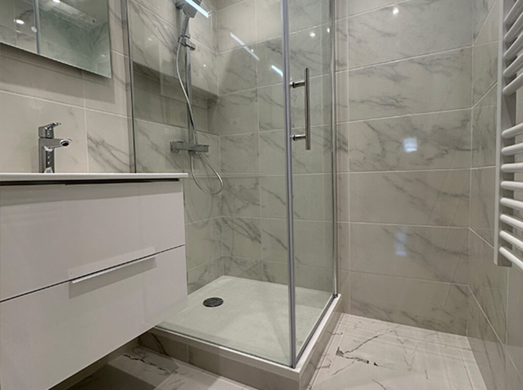 Salle de bain rénovée en douche à l’italienne à Moissy-Raulet