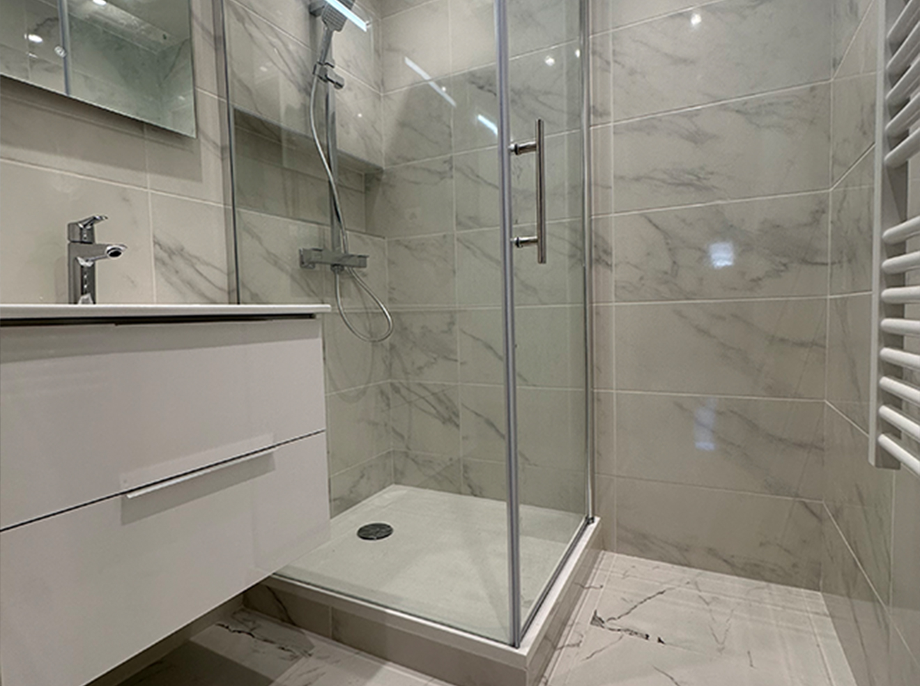 Salle de bain rénovée en douche à l’italienne à Moissy-Raulet