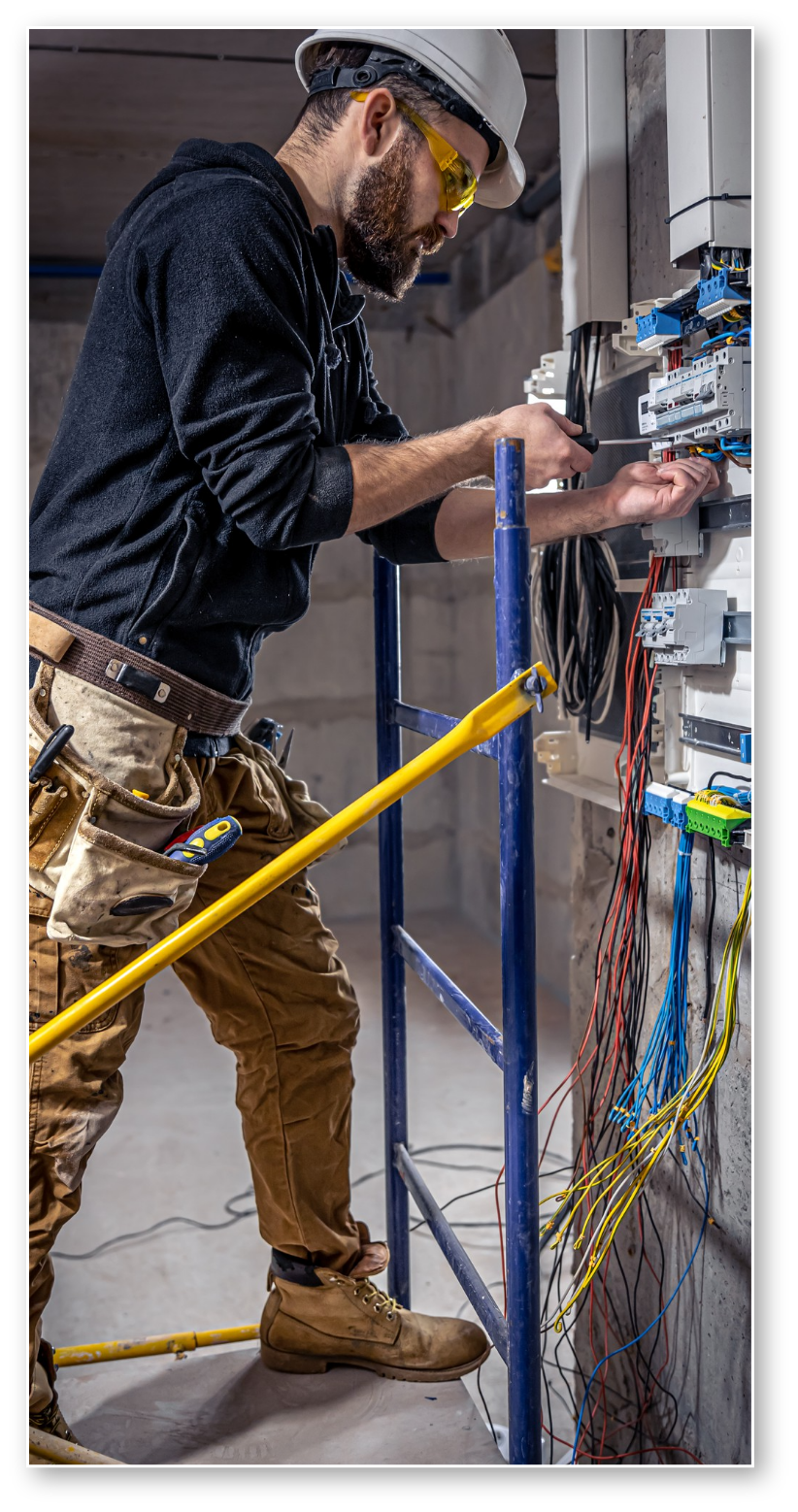 Électricien réalisant des travaux à Paris et en Île-de-France