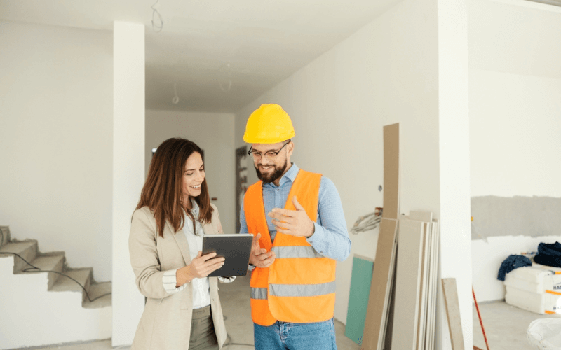 Ingénieur discutant des travaux de rénovation à Paris avec une cliente