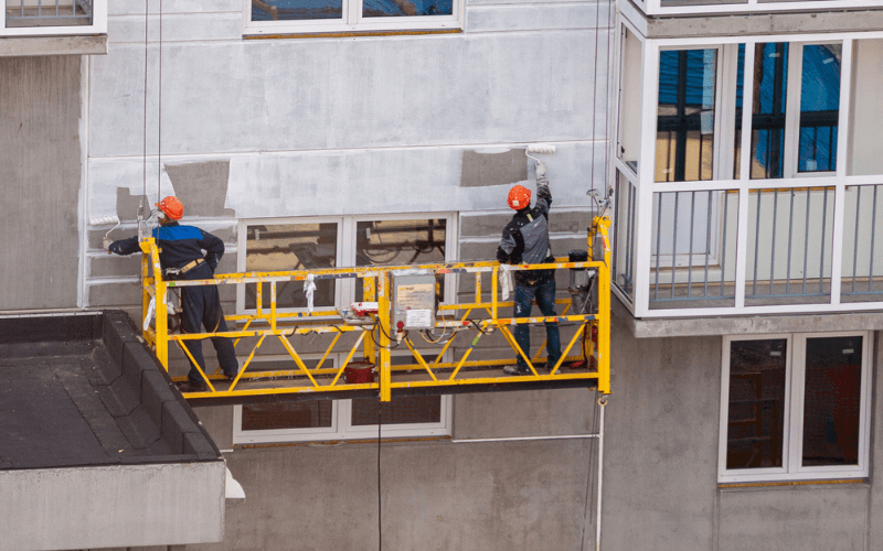 Ravalement de façade tous les combien de temps : façade en cours de rénovation