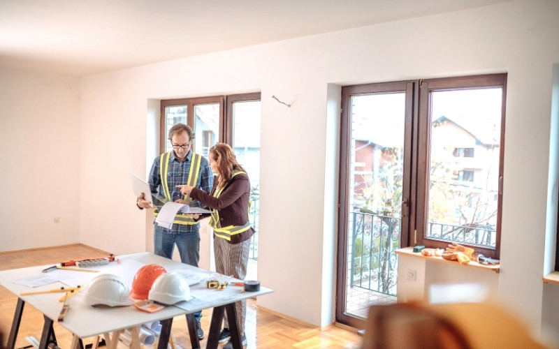 Architecte préparant un devis de rénovation à Paris