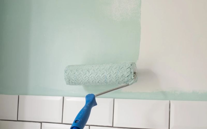 Peinture salle de bain humidité appliquée sur un mur en rénovation à Paris