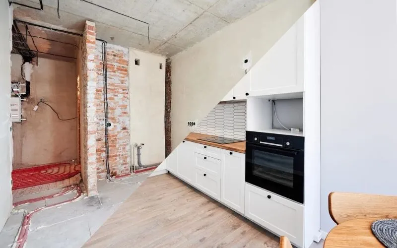 Comparaison d’une cuisine avant et après rénovation à Paris